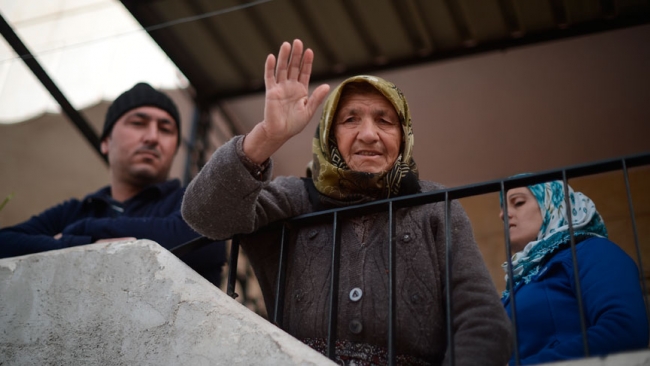 Afrinliler Mehmetçiği sevgi gösterileri ile karşıladı